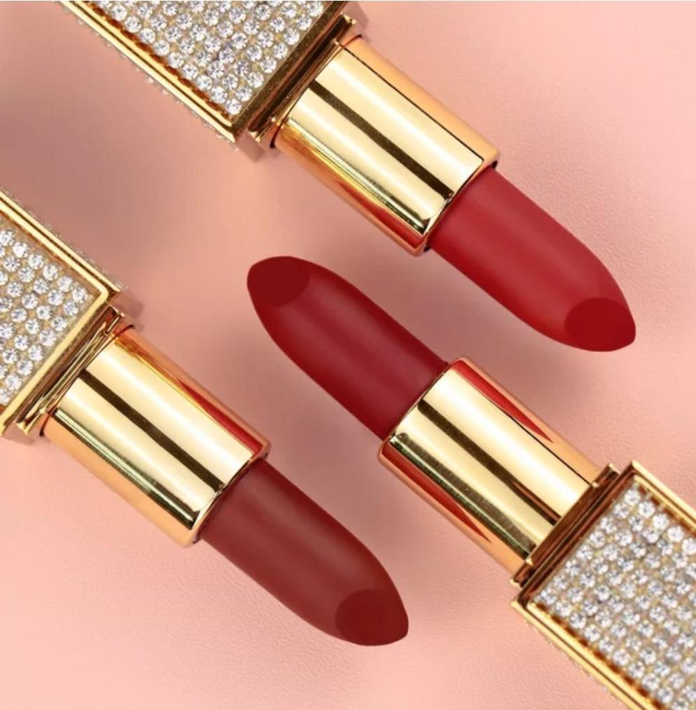 Luxurious Kisses lipstick collection , high pigmented ,waterproof percfect color gold lipstick